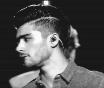︽.　ڧʇɥ͡ɓᴉɹᵐʸ◊˓ʍ̣ʁ̣ọụმƨ̣˒.; „Tu ştii cum sforăie Hadid după ora 2? Nu zic că m-am trezit; într-o noapte crezând că a căzut dulapul peste ea, dar.. totuşi, să fim serioşi frăţioare. Lumea ar plăti s-ajungă la un concert atât de simfonic de-al ei. Prefer s-o păstrez pentru mine deocamdată.”
