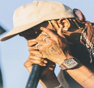 — Reuşeşti să-ţi dai seama dacă o să cobori la adresa potrivită.” Consideră tachinarea; acesteia un ajutor favorabil lui de această dată, sperând că în acest fel nu s-ar împotrivi propriei sale idei. Cum uşa o menţine deci aproape larg deschisă folosindu-se de palma braţului
