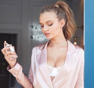 — Pe moment nu înţelege ce se petrece, tocmai de aceea o urmă de confuzie se; instalează imediat pe chipul acesteia, lăsându-se astfel trasă înapoi în interiorul incintei. Abia atunci când constată că aveau să se întoarcă la petrecere, sprâncenele i se încruntă uşor
