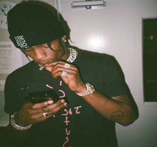 — Fără a ţine pic de cont faţă de manifestarea acesteia, paşii lui continuă nereţinuţi spre; zona pe care ambii o părăsiseră anterior, cea a liftului. Bineînţeles că în altfel de situaţii şi circumstanţe, apropierea produsă de către Josephine ar fi reprezentat un deranj pentru el,
