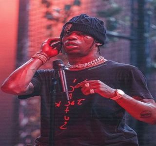 — Aroganţă din voce. „La cum arăţi şi cum te comporţi acum, ar uita că are gagică în secunda; doi. Zi mersi că-ţi fac un bine, Skriver.” Chiar dacă maniera prin care-şi finalizează ideea tinde spre un anumit apropo, privirea lui coboară asupra profilului companiei sale, completându-şi
