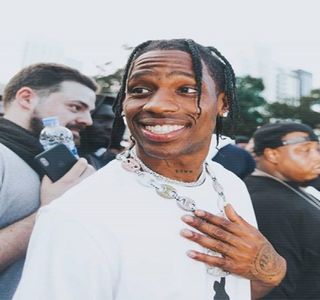 — Maniera prin care întreaga atmosferă ia o întorsătură opusă celei iniţiale ajunge un; prim factor pentru care corpul îi îngheaţă în loc, o uşoară stare de nesiguranţă infiltrându-i-se în corp, motivele principale fiind atât gestul palmei ei cât şi cuvintele neaşteptate primite.
