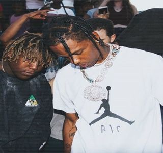 — Corpul în aşa fel încât să-şi treacă un braţ pe sub picioarele ei, cel opus susţinându-i; acesteia spatele, finalul fiind reprezentat de ridicarea corpului lui Josephine de la sol. Părăseşte în această manieră cabina liftului, proprii-i paşi purtându-i pe amândoi de-a lungul holului,
