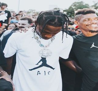 — Spre apartamentul propriu, planificându-şi pe tot parcursul mersului, situaţiile prin care; individa din braţele sale ar urma să treacă.
