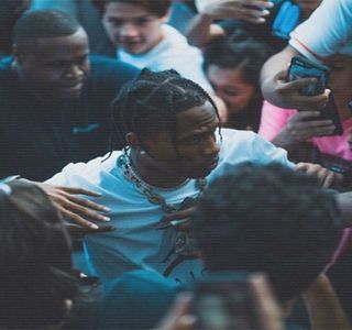 — Să recurgă la deschiderea uşii pentru a pătrunde în interior, îndemnul lui Josephine,; respectiv acea dorinţă de oprire are loc, ceea ce automat îi captează atenţia, privirea lui ajungând asupra ochilor ei. Continuitatea vorbelor şi felul prin care aceasta pune problema,
