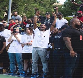 — Îi induce un moment ezitant şi, prin tăcere, o priveşte. Neavând starea necesară unui; conflict verbal, căci şi-ar fi dorit întoarcerea spre obiceiurile tipice, anume dorinţa de a petrece până în zori, decide să se conformeze dorinţelor acesteia şi astfel îi coboară atent corpul din
