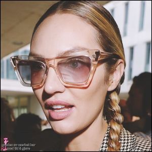 ☇.ᵗʰᵉ̣ṃ̣ẹ̣ṛ̣ṃ̣ạ̣ịḍ❀ƨɘilɟ.ϟ;. Stând lipită cu spatele de același copac ca acum câteva seri, ci; tind în lumină slabă una dintre cărțile ei preferate, To Kill a Mockingbird. Paginile erau uzate și îndoite la colțuri, dar asta nu o oprea din a devora cuvintele scrie de Harper Lee. Își +
