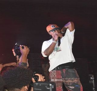 — Securizării locuinţei prin închiderea uşii, capul şi-l roteşte în direcţia ei. „Da,” prompt, de; altfel, îşi oferă răspunsul, menţinând un contact vizual până ce, fără a miţca vreun alt muşchi, ideea şi-o completează prin următoarele cuvinte: „în timpul somnului, dacă poţi”. Alte secunde
