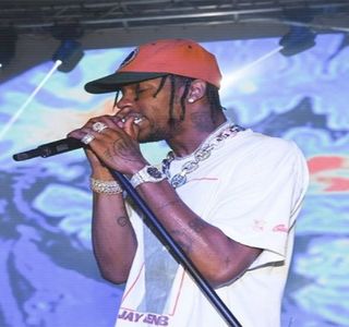 — Până ce ambii sfârşesc pe holul mai puţin populat. Astfel că, de îndată ce palma lui; produce un automat contact cu clanţa uşii propriului dormitor, recurge la deschiderea acesteia şi totodată prinderea gentilă a braţului opus al companiei sale, doar pentru a o trage spre interiorul
