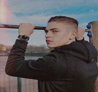 ℋ↬ pe pătrățelele aleii fără a le încălca conturul, în caz contrar, s-ar considera un om; mort, sau, oricum, ca și cum ar săvârși o ilegalitate. Derulează acest proces până ajunge la o zonă înverzită și-și șterge fruntea de sudoarea ilizibilă pentru că și-a dus la bun sfârșit cutuma!
