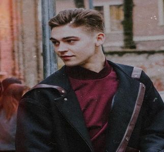 ℋ↬ cu grijă la o parte ca să nu facă vreo mișcare greșită, ea, nu el, logic.. „Mă bucur că; îmi cunoști doar numele, de la reacția violentă, nu-mi pot imagina cum m-ai fi căutat ca să-mi dai o bătaie zdravănă în caz că-ți ziceam și CNP-ul...”
