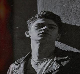 ℋ↬ Mijește ochii la puterea pe care o posedă, apoi își aprobă prin câteva încuviințări; ale capului contrastul dintre numele și gestul ei. „Adu-mi aminte să nu te provoc la vreo întrecere de skandenberg vreodată.” Așteaptă cu entuziasm ca ea să acceadă la mobilul ei împreunându-și brațel
