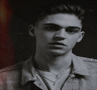 ℋ↬ O privește neștiind cum să-i perceapă reacția, însă se limitează în a nu transforma; cadrul într-unul și mai jenant, își duce o mână la ceafă pentru a se masa și adaugă dubitativ: „Ăă, având în vedere culoarea boltei sub care ne aflăm, trecut de amurg. Tu ai telefonul în mână..”
