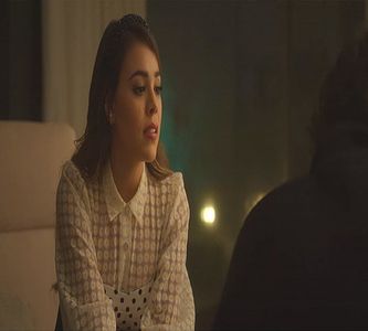 Era ora 9 seara când Selene ajunsese acasă de la sora ei. În mod normal, ar fi stat mai mult; cu aceasta, în ultimele zile stând aproape nonstop lângă sora ei, vrând să fie acolo în caz că Amelie își revenea sau, dacă Doamne ferește pățea ceva. În mod ciudat, nu se afla
