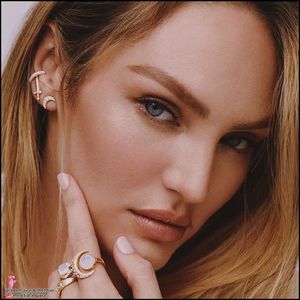 ☇.ᵗʰᵉ̣ṃ̣ẹ̣ṛ̣ṃ̣ạ̣ịḍ❀ƨɘilɟ.ϟ;. dulce și moale." Zâmbește în colțul gurii, privindu-l. "Așa ca +; îți urez un somn ușor pe când vei merge și tu la culcare.&quot; Se apropie puțin de el. &quot;Sper la o a treia întâlnire.&quot; Îi oferă un zâmbet larg înainte să plece.
