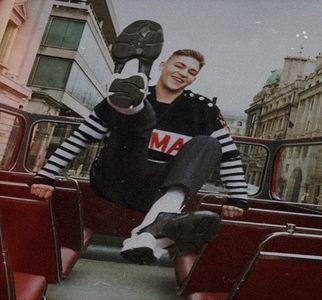 ℋ↬ Un râset îi joacă pe buze când asistă la demonstrația ei teatrală (în accepțiunea lui); de parcă ar fi el vreun misterios, ba din contră, se consideră o persoană extrem de transparentă, spre deosebire de altele. „Dacă tânjești așa mult să ne intersectăm, ai foaia de atunci. Să sperăm că 
