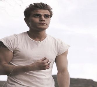 》nu avea de ales. Ajunge la mașină și-și lasă dosarul pe scaunul din dreapta, apoi, când +; trece pe partea cealaltă să se urce la volan, vede în depărtare, în fața unei vile destul de mare, mașina parcată a verișorului său. Brusc gândul său zboară direct la Angela, femeia
