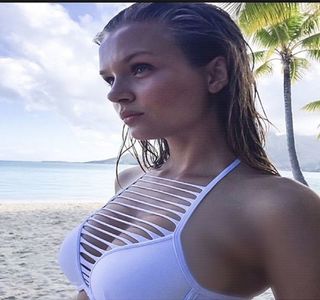 — Ce îi acoperea trupul. Treptat, şi într-o manieră destul de lentă, ajunge ca în mai puţin de; câteva secunde să ajungă în centrul camerei îmbrăcată  din cap până în picioare într-o simplă lenjerie din dantelă. Impasibilă faţă de gestul executat, aşteaptă tăcută întoarcerea brunetului.
