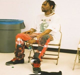 — „Poftim, cred că o să ţi se potrivească astea.” Îi comunică astfel constatarea cu pricina.; În ciuda contactului său alături de o multitudine de alte fete şi femei de-a lungul timpului, gândul că cei doi deţineau o relaţie complet amic-amică, îi accentua starea preluată anterior.
