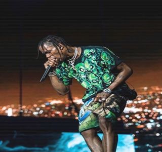 — Tavanului. Comentariul concomitent al lui Josephine iniţiază un contact vizual de durată,; un contact succedat de analiza rapidă a buzelor acesteia. „Eşti beată.” Constată din senin, tonul tău eliberând doar calmitate, în ciuda melodiei ce răsuna din plin în fundal.
