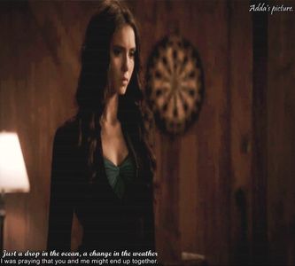》#În acele momente, Amelie devenise confuză, clipea des și se uita ba la Damon ba +; la Stefan. Îi zâmbește scurt acestuia în timpul în care i se prezintă. &quot;Eu sunt Amelie..&quot; #Se dă într-o parte când dă buzna neinvitat și se uită spre Damon acum. &quot;Dacă știam că vine
