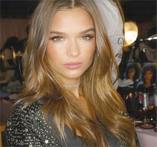 — Fiind realizarea câtorva paşi, foarte lenţi, ba chiar insesizabili, obligându-l pe acesta să; parcurgă acea distanţă nesemnificativă cu spatele, până ce ajunge sprijinit de dulap. „Nu te intrigă chestia asta?” rosteşte în aceeaşi manieră, respiraţia fierbinte lovindu-se de buzele
