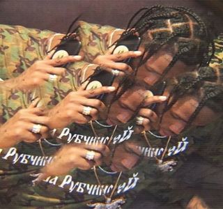 — Maxilarului, cedând parcă, complet odată ce buzele şatenei ajung să circule prin dreptul; propriilor buze. „Nu tânjeşte nimeni atât timp cât nimeni nu te opreşte s-o faci.” Constată drept finalizare, prin utilizarea unei evidente tonalităţi joase. În clipa următoare, una dintre
