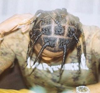 — Astfel în sus până ce buzele lui se zdrobesc de cele ale acesteia. Ulterior însă, palma; liberă şi-o înfige în pielea netedă a taliei ei goale, limba lui reuşind să-şi croiască drum în interiorul gurii ei odată ce capul şi-l înclină în direcţia opusă.
