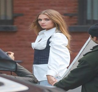 — Consimţământului ei, precum şi a coordonării celor doi în gesturi, ia amploare un sărut; în adevăratul sens al cuvântului, unul haotic, la care amândoi contribuiau cu sârguinţă. Între timp, din pricina poziţiei pe care acesta i-o impusese, mai exact, din cauza modului brutal în
