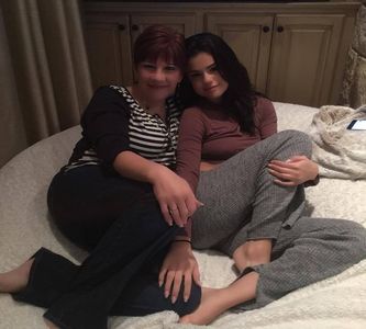 — După ce se schimbase în haine mai potrivite pentru a ieși din casă, deoarece pijamalele; ei nu erau de folos, Alfonso, șoferul ei pe care-l cazase de asemenea în casă cu ea, o duce acum la filmări, astfel că îi trimite mesaj lui Oliver. „Ne vedem curând, mi pollito! Te quiero mucho!”
