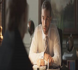Acesta părăsește casa pentru a ajunge la filmări, comandând un Uber. Așteaptă câteva minute,; apoi se urcă în mașina care venise să îl ia din fața casei, îndreptându-se spre locul unde avea filmările.
