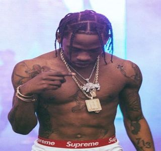 — Afla, însă chiar şi aşa, propria tărie de caracter nu îi oferea prilejul de a se comporta; precum un individ exemplar, ci, din contră, impunea o presiune tipică pe umerii săi, o presiune des resimţită în cazul unei intimităţi desfăşurate alături de sexul opus. Totuşi, profită de fiecare
