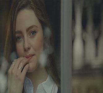 Se blochează în momentul în care privirile lor se intersectează, însă revine cu picioarele; pe pământ în scurt timp. &quot;Nu, chiar deloc. Nu îmi inspiri că ai fi un om rău.&quot; îi zâmbește.
