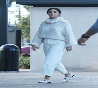 — Tocmai scosese telefonul din buzunar să îi răspundă lui Oliver, dar se sperie de William; și tresare, telefonul căzându-i din mână. „Tu nu știi să bați? Dacă eram dezbrăcată!” Trage aer adânc în piept. „Am uitat, bine? M-am luat cu altceva și după am realizat că sunt în întârziere.”
