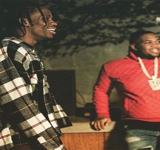 — Inferioară îi este trasă spre interiorul gurii, iar palma îi ajunge peste faţă. Respectiva îi; urcă treptat spre codiţele numeroase pe care şi le împinge în spate, oprindu-se de altfel în loc căci nu ştia cu exactitate cum ar fi trebuit să mai reacţioneze în urma celor petrecute.
