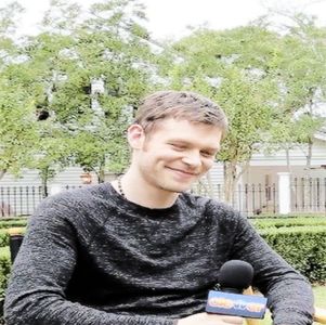 ―  Era așezat pe vine în fața Selenei, cât să poată avea acces la rana acesteia, de; care în aceste momente se preocupa să o dezinfecteze cu apă oxigenată, tamponând cu grijă, ajutat de un pansament steril, locul afectat. Atunci când o aude, privește în sus către ea și își
