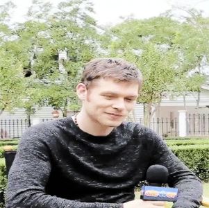 ―  arcuiește o sprânceană. „Serios? De când? Și de ce ai simțit nevoia să îmi spui mie; asta?” Își mută din nou privirea către rană, urmând să pună acum betadină peste aceasta și apoi pansamentul care avea să prevină praful sau oricare alți factori dăunători să pătrundă acolo.
