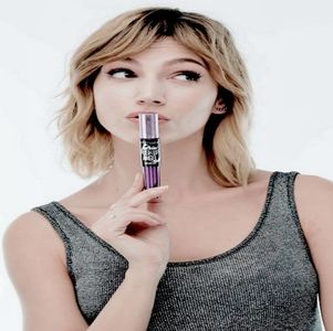 ―  Își dă ochii peste cap. „Al dr;cu tu.. și când am gura plină de altceva înțelegi imediat; ce zic.” Se ridică de pe scaun și începe să cotrobăie prin dulapuri și frigider după curmalele respective. „Fir-ar! Nu avem curmale.” Se întoarce spre Denver cu o față de cățeluș. „Iubireeeee!”
