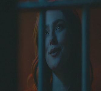 "Nu, mulțumesc.." îi zâmbește, apoi o bufnește râsul. "Mi se pare foarte amuzant cum am; ajuns să vorbim din cauza shaormei.&quot; Erin știa de Giovanni de când era mică, fiind în grupul de prieteni ai fraților săi, însă era mult prea mică atunci să aibă vreo treabă cu el.
