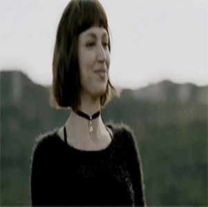 ― „Să fim sinceri, Denver... dacă nu ai fi fost cu mine în bucătărie până și eu aș fi crezut; că tu ești cel care a dărmat ușa.” Își reazemă capul pe bancheta din spate, pentru prima oară în viață simțind cum îi vine rău de mașină. „Poți să conduci mai încet, te rog?”

