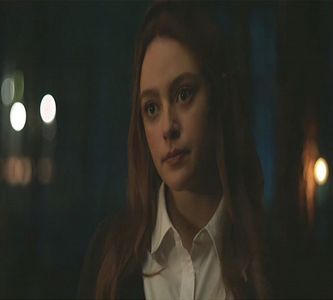 "Dacă o să răcesc din cauza asta, să știi că o să mă ai pe constiință!" îi spune pe un ton; autoritar, apoi se pune pe canapea. &quot;Doamne, chiar e cald aici..&quot; își dă hanoracul jos de pe ea, pe sub având un tricou.
