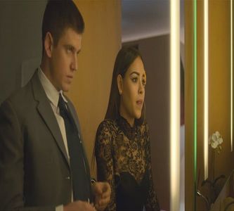 Stă până puțin să se gândească la propunerea lui Alaric, apoi i se aprinde beculețul. "Această; propunere are cumva legătură cu atunci cânt ți-am spus de visul meu de a avea propria casă de modă?&quot; îl întreabă, ridicând sprâncenele.
