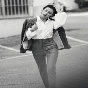 ―  Oftează exasperată și se uită către Denver. „Totuși, nici chiar atât de încet, că în; ritmul ăsta ajungeam mai repede pe jos.” Spune ea și își pune centura acum deoarece uitase să o facă atunci când se urcase în autovehicul.
