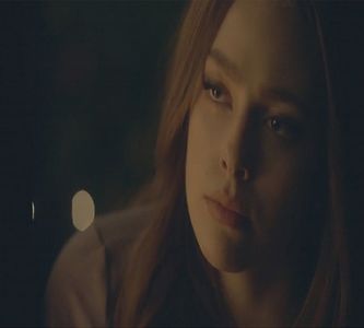 Problema lui Erin era că nu o deranja absolut deloc, însă habar n-avea cum să-i spună; asta într-un mod în care să nu sune ciudat. &quot;E.. ok. Doar, nu mai mișca din..ăia.&quot; arată cu degetul spre pectoralii lui =)))))))))
