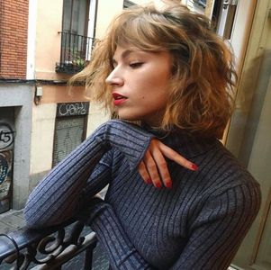 ― Își împreunează degetele cu ale acestuia și pornesc împreună către intrarea în poli-; clinică. Deși Nadia mai trecuse o dată prin acest eveniment numit „sarcină” nu se putea abține să nu fie cu adevărat emoționată și acum. „Chiar crezi că există posibilitatea să fiu însărcinată?”
