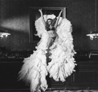 — Razele de soare care se infiltraseră pe lângă draperia pe jumătate trasă îi profoacă; Josephinei o schmbare la nivel facial, urmată în mai puţin de câteva secunde de încruntarea ambelor sprâncene, evident, deranjată fiind de lumina respectivă. Trecerea uneia dintre
