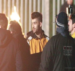 — Zonă, bucătăria. Ocoleşte barul cu pricina, oprindu-se în final în dreptul chiuvetei, din; dorinţa de a procura un pahar de apă, ce avea să-i servească drept un remediu principal. Cu toate că intenţia îi reuşeşte pe jumătate, automat opreşte robinetul când, din spatele său,
