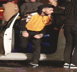 — Un sunet se identifică. Curios aşadar în legătură cu noua prezenţă, cel mai probabil,; trezită concomitent, capul i se întoarce peste propriul umăr; dar imediat ce în raza lui vizuală intră cadrul uşii dormitorului ce revenea propriului amic, expresia facială i se schimbă în totalitate.
