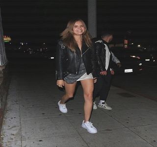 — Drept consecinţă a reacţiei pe care Zayn se dovedeşte a o avea, sprâncenele i se înalţă; neîntârziat, fiind oarecum luată prin surprindere, deoarece, deşi se aştepta, ce-i drept, ca respectiva curiozitate să vină din partea sa, nu ar fi intuit însă că avea să fie manifestată astfel.
