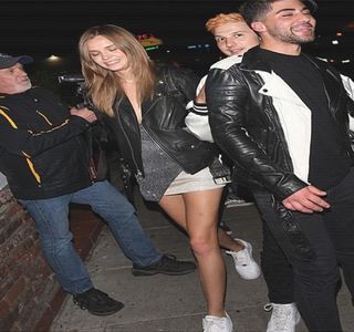 — Menţine contactul vizual alte câteva secunde până ce, corpul decide să şi-l întoarcă; cumva în profil, dovedindu-i astfel dorinţa de a părăsi locuinţa respectivă. Tocmai de aceea, concomitent, i se adresează din nou, păstrând tonul vocal jos: „Alte curiozităţi mai ai?
